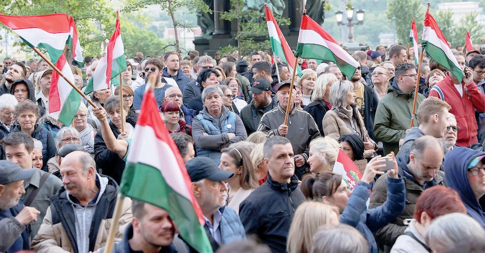 Ungheria, gli scandali nel governo agitano la piazza contro Orban