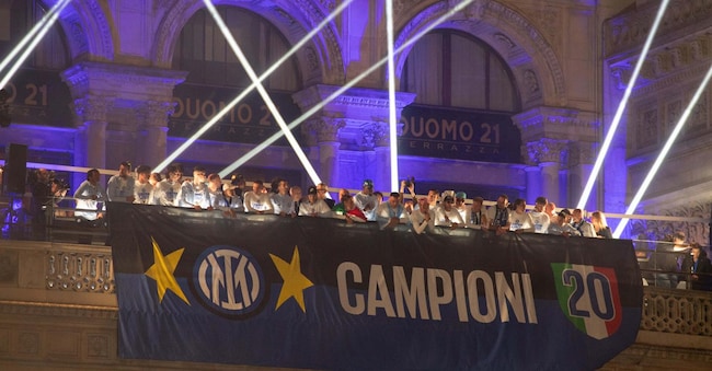 Inter Festa scudetto, la squadra si affaccia dal balcone della Terrazza Duomo 21 in piazza Duomo a Milano, Italia - sport calcio Domenica, 28 Aprile, 2024. (Foto di Claudio Furlan/Lapresse)