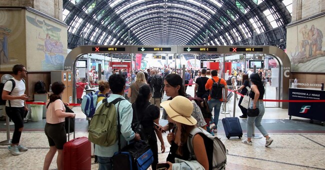 Folla di viaggiatori in partenza in Stazione centrale di Milano per un weekend estivo  (Ansa/ Paolo Salmoirago)