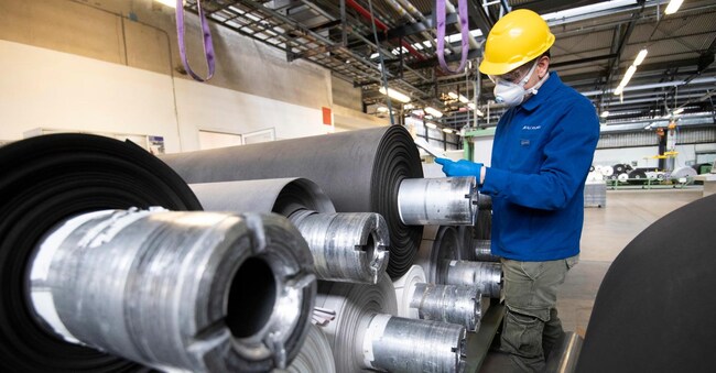 In una foto d'archivio, un operaio a lavoro nell'impianto produttivo di Alcantara, uno dei brand pi importanti del Made in Italy, 7 agosto 2021. Si ferma il recupero della produzione industriale in luglio (-0,7%) dopo il rimbalzo di giugno (+1%)" rileva il Centro studi di Confindustria che registra "attese meno favorevoli". E avverte: anche se "gli indicatori congiunturali relativi al terzo trimestre continuano a segnalare una dinamica positiva dell'attività nell'industria, con ordini in aumento (spece nella componente interna) e attese di produzione favorevoli", "non è escluso che nei mesi estivi si osservi un rallentamento rispetto alla dinamica registrata in primavera". E "non è escluso che in agosto si osservi un primo contraccolpo sulla fiducia di imprese e famiglie".ANSA/CLAUDIO PERI