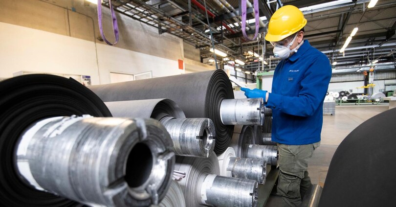 In una foto d'archivio, un operaio a lavoro nell'impianto produttivo di Alcantara, uno dei brand pi importanti del Made in Italy, 7 agosto 2021. Si ferma il recupero della produzione industriale in luglio (-0,7%) dopo il rimbalzo di giugno (+1%)" rileva il Centro studi di Confindustria che registra "attese meno favorevoli". E avverte: anche se "gli indicatori congiunturali relativi al terzo trimestre continuano a segnalare una dinamica positiva dell'attività nell'industria, con ordini in aumento (spece nella componente interna) e attese di produzione favorevoli", "non è escluso che nei mesi estivi si osservi un rallentamento rispetto alla dinamica registrata in primavera". E "non è escluso che in agosto si osservi un primo contraccolpo sulla fiducia di imprese e famiglie".ANSA/CLAUDIO PERI