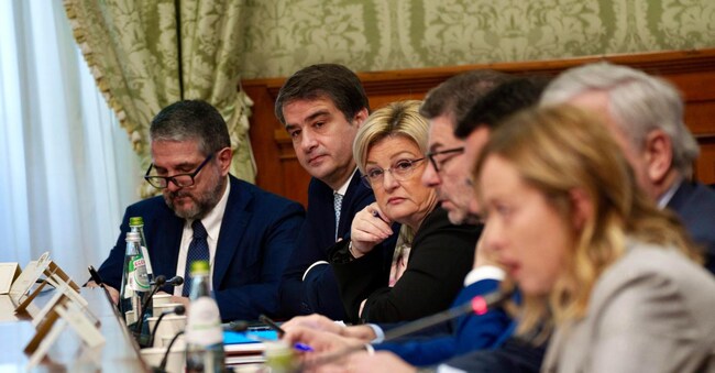 La premier Giorgia Meloni durante l'incontro a Palazzo Chigi  con i sindacati