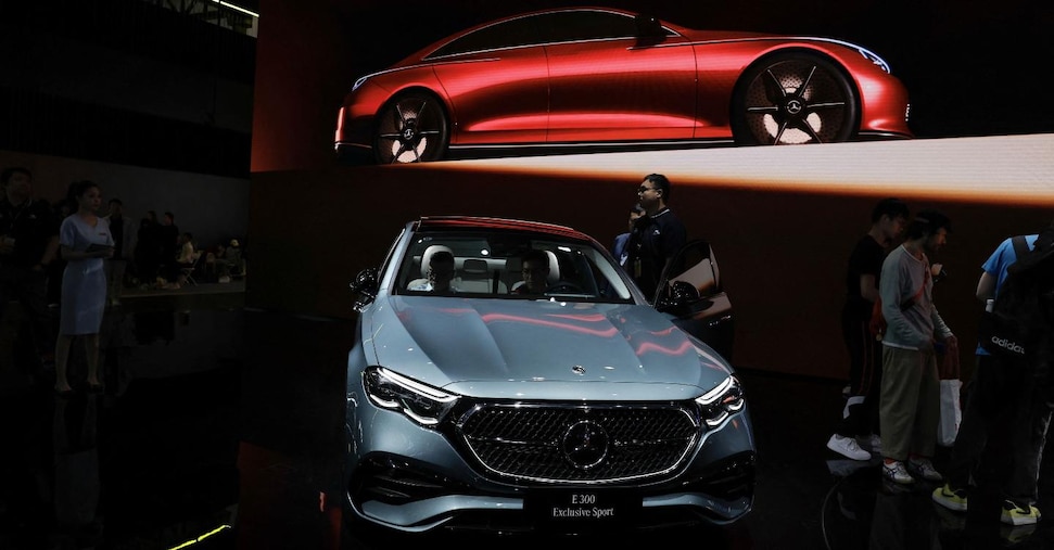 Mercedes-Benz, profits -34% but estimates do not change.  Stable prices