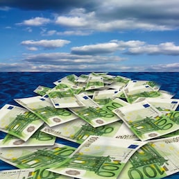 100 € Banknote schwimmt auf See, close-up