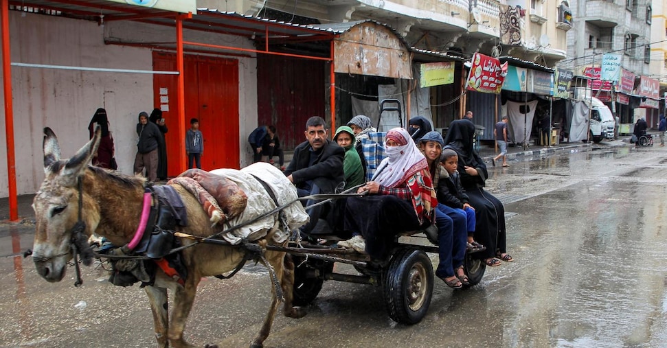 Guerra, ultime notizie   Volantini, telefonate e messaggi: arriva l’ordine di evacuazione da Rafah. Usa confermano: bloccato un invio di armi a Israele