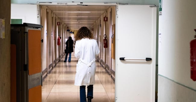 Una dottoressa nei corridoi dell'ospedale Agostino Gemelli a Roma il 25 gennaio 2023.  ANSA / DANILO SCHIAVELLA (salute, ospedale, reparto, donna, dottoressa, lavoro, generica, simbolica)