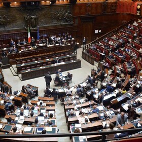 Panoramica dell'aula di Montecitorio,durante il seguito della discussione del disegno di legge per l'adempimento degli obblighi derivanti dall'appartenenza dell'Italia all'Unione Europea- Legge europea 2014 (C. 2977-A), Roma, 9 giugno 2015.   ANSA/MAURIZIO BRAMBATTI