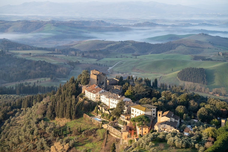 Il sogno toscano di Castelalfi, il borgo-resort che è un mondo in miniatura