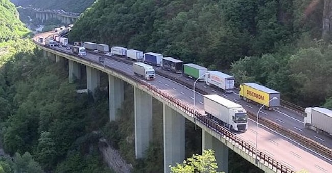Una coda di tir lunga ottanta chilometri si è formata questa mattina sull'autostrada del Brennero in direzione valico, dopo il divieto di circolazione ieri in Austria per la festività dell'ascensione. Il traffico pesante a tratti comunque è solo rallentato, mentre quello leggero viaggia senza grossi problemi sulla corsia di sorpasso. ANSA/Webcam A22 