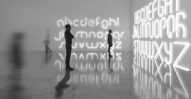 Alphabet of Light, progeTTo dello Studio BIG per ARTEMIDE, è un font che si traduce in luce, un alfabeto per modellare gli spazi, tra le ere, numeri e simboli (da795 €).