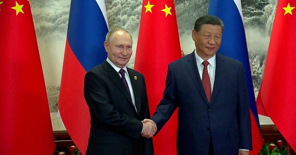Guerra ultime notizie. Putin in Piazza Tienanmen, calorosa stretta di mano con Xi
