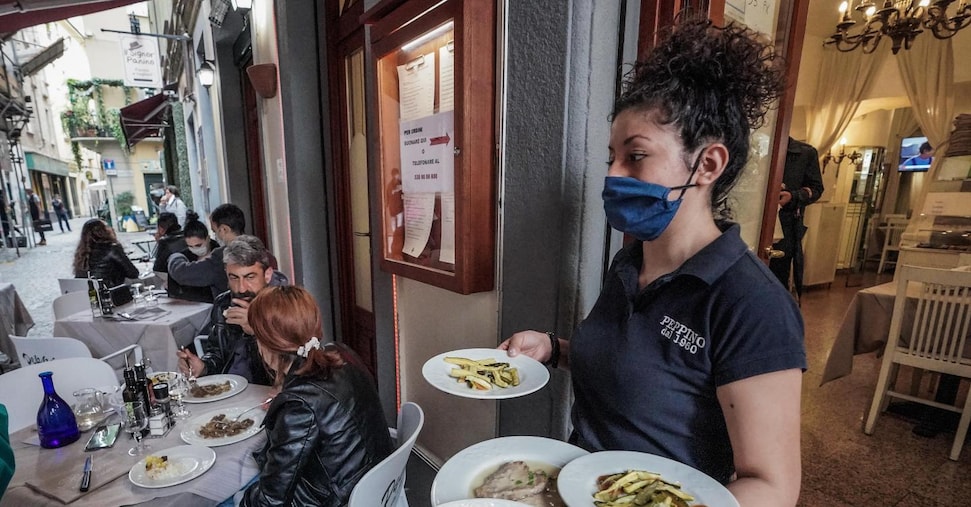 Ddl Concorrenza, Urso: «Norma per rendere strutturali dehors dei ristoranti» Ddl Concorrenza, Urso: «Norma per rendere strutturali dehors dei ristoranti»