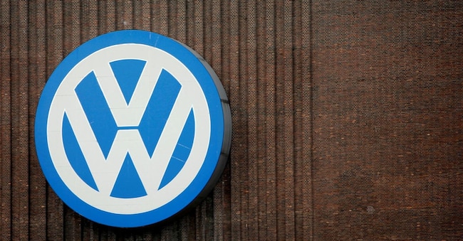 Un grande logo Volkswagen su un muro della fabbrica di Wolfsburg, sede del colosso tedesco. 