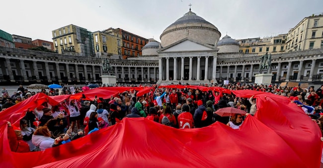 Il flash mob alla fine del corteo promosso da Cgil Napoli e Campania in occasione della giornata contro la violenza sulle donne, in piazza del Plebiscito a Napoli, 25 novembre 2023.