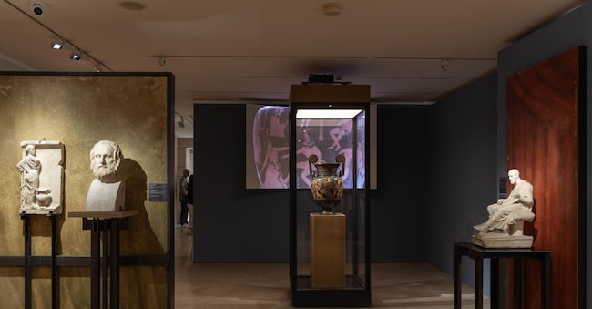 La forza vitale degli spettacoli teatrali, la loro popolarità, le vite difficili degli attori e degli altri grandi protagonisti del mondo teatrale nell’antica Roma sono raccontati nella mostra Teatro. Autori, attori e pubblico nell’Antica Roma, ospitata dal 21 maggio al 3 novembre al Museo dell’Ara Pacis.