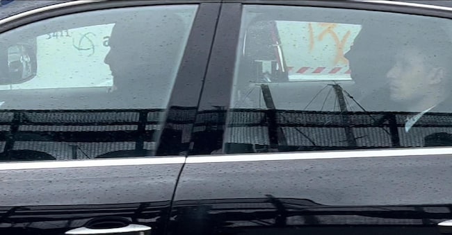Il  governatore della Liguria Giovanni Toti  arriva alla caserma della Guardia di finanza di piazza Cavour per l'interrogatorio con i pubblici ministeri titolari dell'inchiesta sulla corruzione in porto Federico Manotti e Luca Monteverde a Genova, 23 maggio 2024.  ANSA