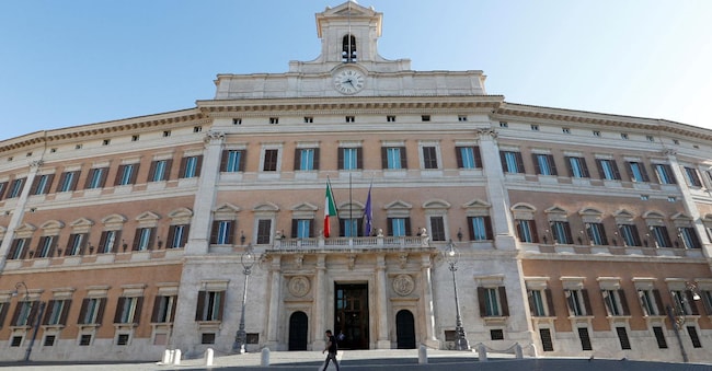 Quasi la metà dei cambi di casacca in parlamento sono avvenuti già nel primo mese della legislatura.