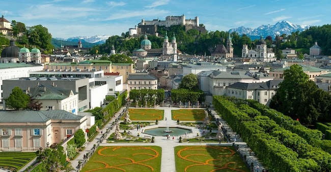 Panorama di Salisburgo con la fortezza Hohensalzburg e in primo piano i giardini di Mirabell