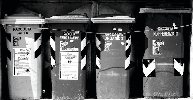 Nel 2022, a livello nazionale, la raccolta differenziata si attesta al 65,2% dei rifiuti urbani prodotti (+1,1 punti percentuali rispetto al 2021), ma solo il 60,2% della popolazione risiede in comuni che hanno raggiunto il target del 65%.