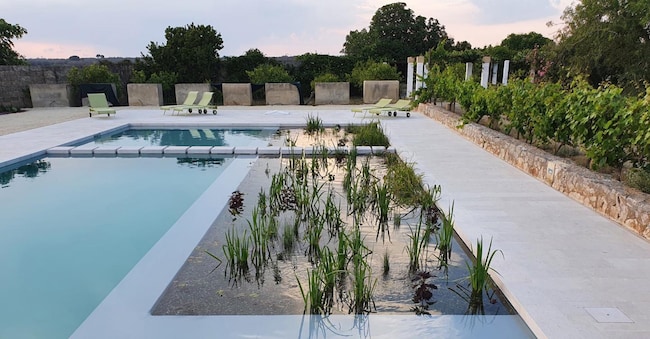 Una biopiscina progettata da Pampa Studio a Masseria Gianferrante, in Salento. L’acqua viene trattata da un sistema di filtraggio naturale posizionato in una vasca confinante a quella principale, contenente piante, sassi, lapilli. ©Studio Pampa