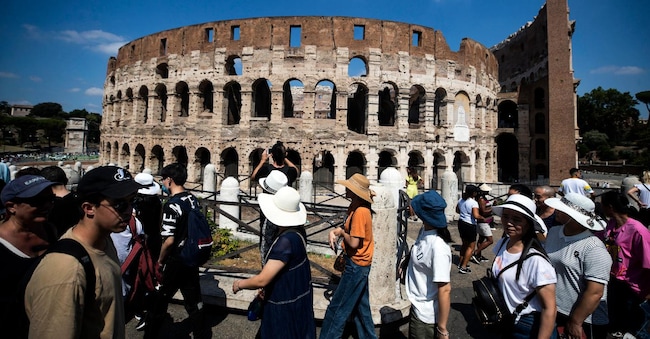 Turisti visitano il Parco archeologico del Colosseo e i Fori Imperiali, Roma, 16 agosto 2023. /// Tourists visit the Colosseum Archaeological Park and the Imperial Forums, in Rome, Italy, 16 August 2023. ANSA/ANGELO CARCONI