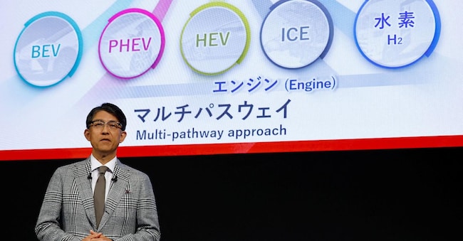 Il ceo di Toyota, Koji Sato, durante la presentazione con i numeri 1 di Subaru e Mazda, a Tokyo. 