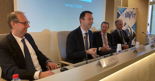 L’incontro si è svolto a Vercelli nella sede di Confindustria che lo ha organizzato assieme con il Consorzio Univer Vercelli (al centro, il neo rettore del Politecnico di Torino, Stefano Corgnati)