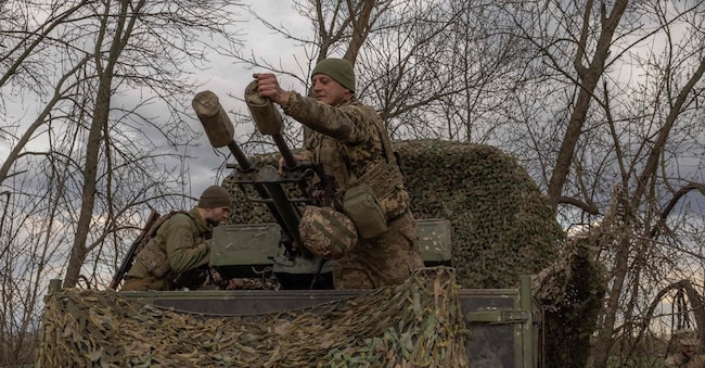 Soldati ucraini in un carro armato nella regione di Zaporizhzhia.
