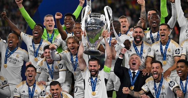 I giocatori ee l’allenatore del Real Madrid alzano la coppa della Champions League