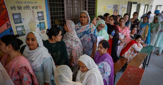 Gli elettori in coda per esprimere il loro voto in un seggio elettorale durante la settima e ultima fase delle elezioni generali, in un villaggio nel distretto di Firozpur, Punjab, REUTERS/Adnan Abidi