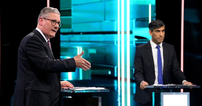Il leader del partito laburista Keir Starmer e il leader del partito conservatore e primo ministro Rishi Sunak discutono, mentre ITV ospita il primo dibattito testa a testa delle elezioni generali, a Manchester. (Jonathan Hordle/ITV/Handout tramite REUTERS)