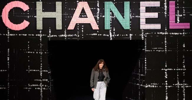 Virginie Viard al termine della sfilata della collezione AI 2022-2023 a Parigi  (Photo by Geoffroy VAN DER HASSELT / AFP)