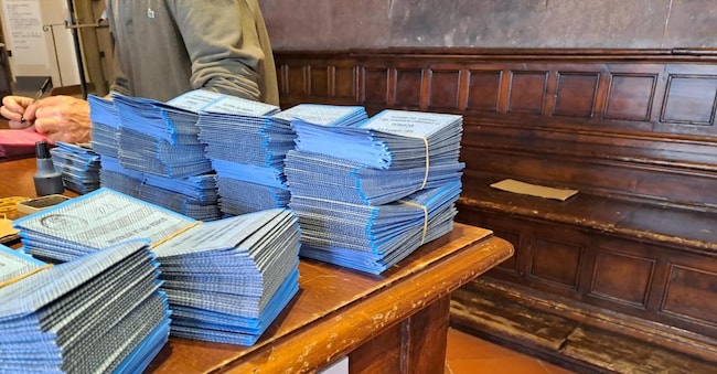 Ultimi preparativi in un seggio elettorale per le elezioni comunali ed europee. ANSA/ CLAUDIO SEBASTIANI