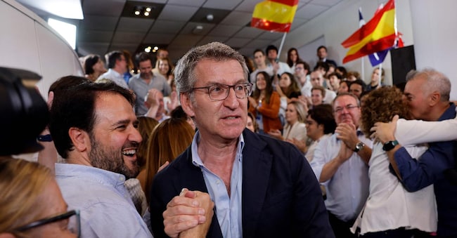 Il leader del Partito popolare Alberto Nunez Feijoo tra i suoi sostenitori