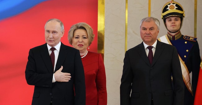 Il presidente russo Vladimir Putin con la presidente del Consiglio della Federazione Valentina Matvienko e il presidente della Duma di Stato della Federazione Russa Vyacheslav Volodin  