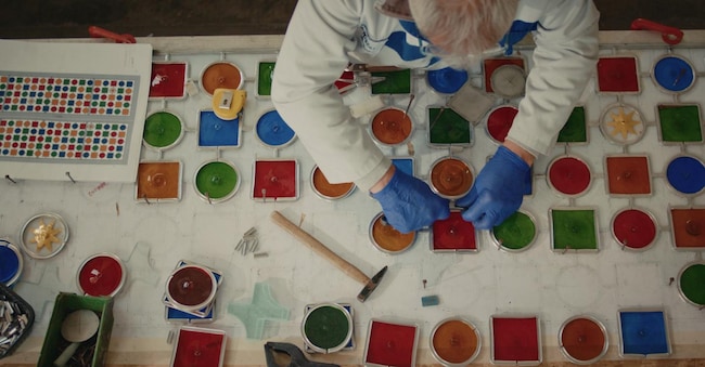 Un artigiano di Progetto Arte Poli al lavoro su una vetrata realizzata su misura per il Bulgari hotel di Roma.