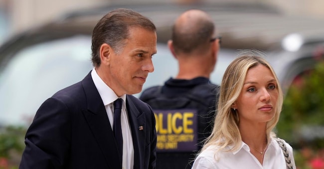 Hunter Biden arriva in tribunale insieme alla moglie Melissa Cohen Biden (AP Photo/Matt Slocum)