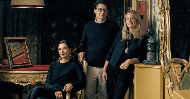 Da sinistra, Francesca Amfitheatrof, Mario Codognato e Cristina Codognato nello storico negozio, la cassaforte dell’Ottocento e l’insegna Art Déco, lo scorso anno sono stati trasferiti nel nuovo showroom in Calle Vallaresso. (ph COURTESY OF CODOGNATO. SOPHIA SPRING)