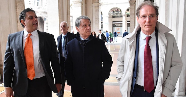 Il presidente della Regione Liguria Giovanni Toti (S) con l'imprenditore Gianluigi Aponte (C) ed il presidente dell'Autorità di Sistema Portuale del Mar Ligure occidentale Paolo Emilio Signorini (D) a margine di un incontro sui progetti di sviluppo riguardanti Genova e la Liguria, 28 marzo 2018. ANSA/ LUCA ZENNARO