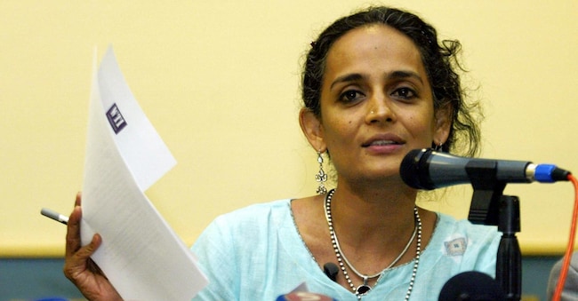 Indian novelist and social activist Arundathi Roy reads the final decision of the World Tribunal on Iraq (WTI) 27 June 2005, in Istanbul. The World Tribunal on Iraq (WTI), an anti-war grouping of non-governmental organisations (NGOs), intellectuals and writers, on Monday harshly, if symbolically, condemned the United States, Britain and their allies for the occupation of Iraq. AFP PHOTO/CEM TURKEL (Photo by CEM TURKEL / AFP)