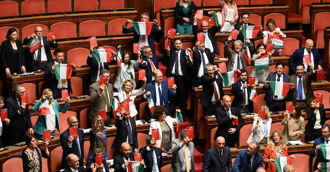 Reazioni bipartisan con bandiere tricolori e costituzioni al termine del voto sul Premierato presso l’aula del Senato. Roma, 18 giugno 2024. ANSA/CLAUDIO PERI