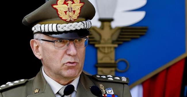 Il generale Claudio Graziano al giuramento di 89 cadetti dell'Accademia militare Aeronautica a Pozzuoli (Napoli).12 aprile 2017. ANSA / CIRO FUSCO