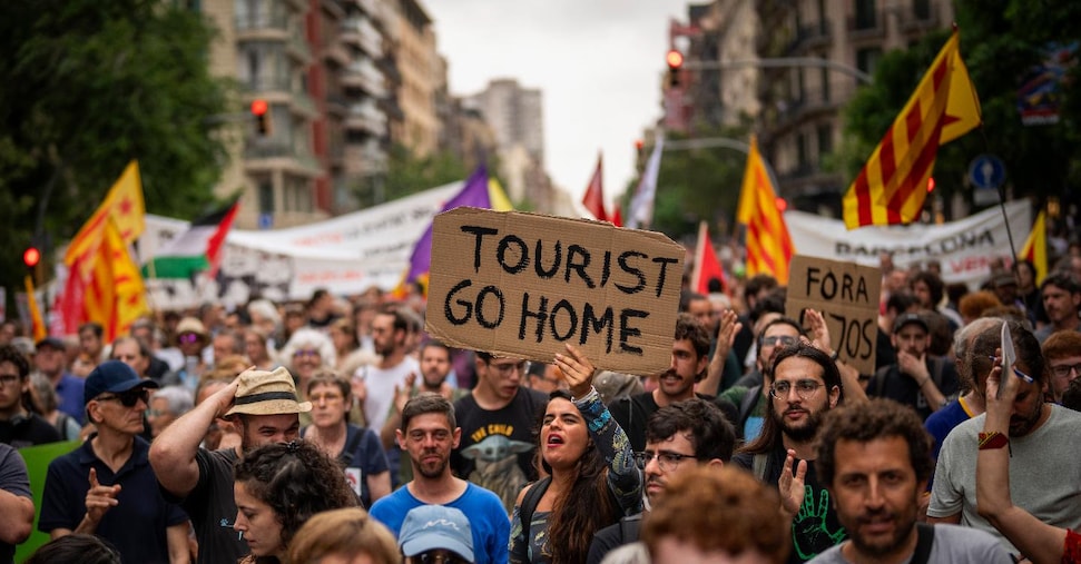 Viaggi, l’annuncio del sindaco di Barcellona: nel 2028 eliminati tutti gli alloggi turistici in città Viaggi, l’annuncio del sindaco di Barcellona: nel 2028 eliminati tutti gli alloggi turistici in città