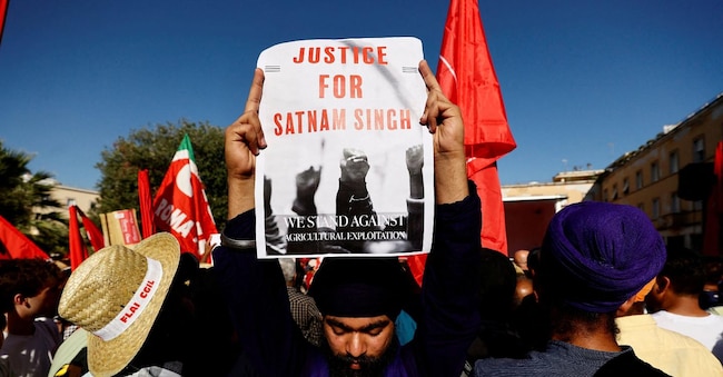 Un manifestante regge un cartello con la scritta: “Giustizia per Satnam Singh” durante la protesta indetta dal sindacato italiano CGIL in seguito alla morte di un bracciante agricolo indiano, Satnam Singh, in un raccapricciante incidente a Latina. REUTERS/Stringer 