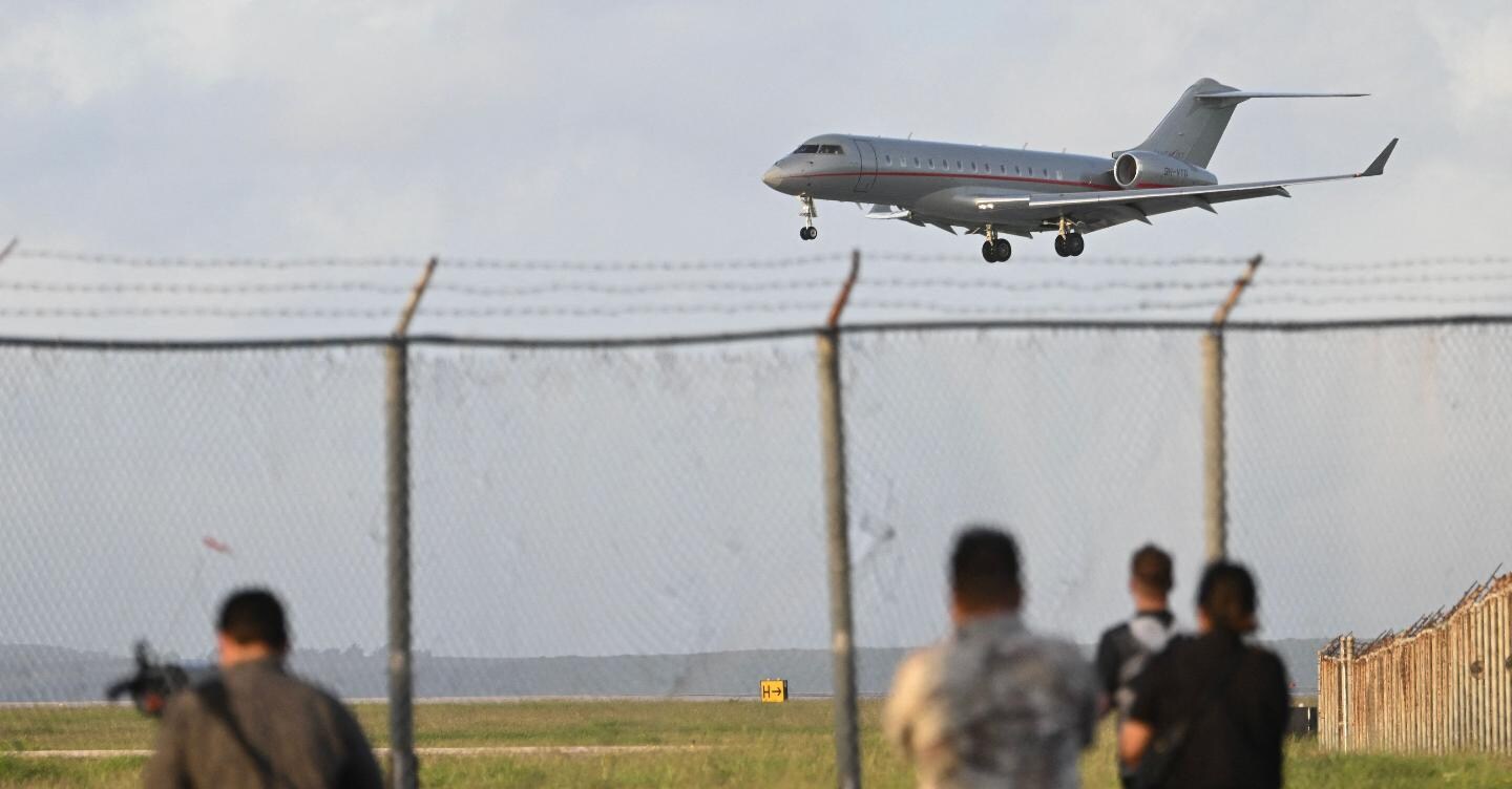 Assange libero in volo verso l’Australia. Aereo atterra in territorio americano per firmare accordo con autorità Usa