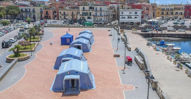 Alcune delle tende allestite dalla Protezione Civile a seguito dello sciame sismico degli ultimi giorni al porto di Pozzuoli (Napoli), 22 maggio 2024. ANSA/CIRO FUSCO