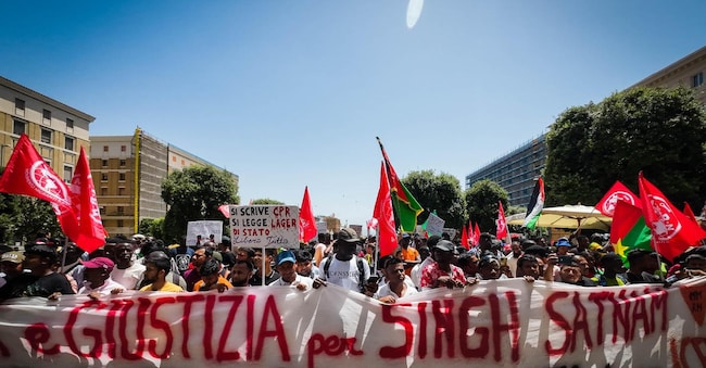 Un momento della manifestazione contro il razzismo e il caporalato, Napoli, 22 giugno 2024. ANSA / CESARE ABBATE  A moment of the demonstration against racism and gangmastering, Naples, 22 June 2024. ANSA/CESARE ABBATE