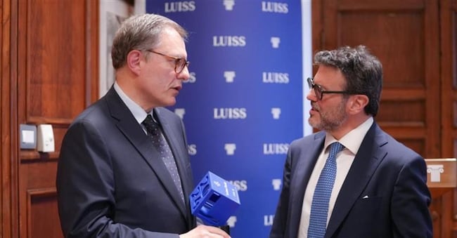 Luciano Floridi (a sinistra) con il rettore Luiss Paolo Boccardelli, alla consegna del premio Luiss Global Fellowship
