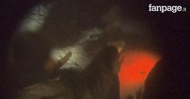 Un fotogramma dalla video-inchiesta di Fanpage che ha infiltrato una giornalista dentro Gioventù nazionale, il movimento giovanile di Fratelli d'Italia, documentando diversi casi di possibile apologia del fascismo dei giovani militanti del partito di Giorgia Meloni. Nel reportage immagini in cui si vedono, anche nella storica sede di Colle Oppio, giovani con il braccio teso, inni al duce e cori fascisti, insieme a espressioni chiaramente razziste. C'è anche un approfondimento sull'apertura della nuova sede di Roma nord chiamata 'Casa Italia' e guidata da Flaminia Pace, visitata anche da Arianna Meloni, responsabile della segreteria politica di FdI. 