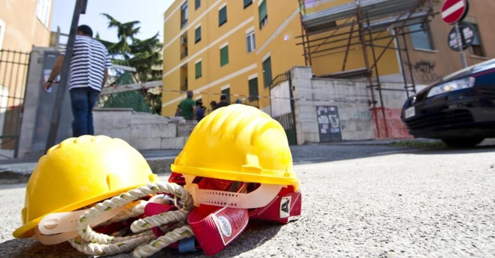 Incidenti lavoro: si ribalta trattore, muore 32enne a Pietrasanta Incidenti lavoro: si ribalta trattore, muore 32enne a Pietrasanta